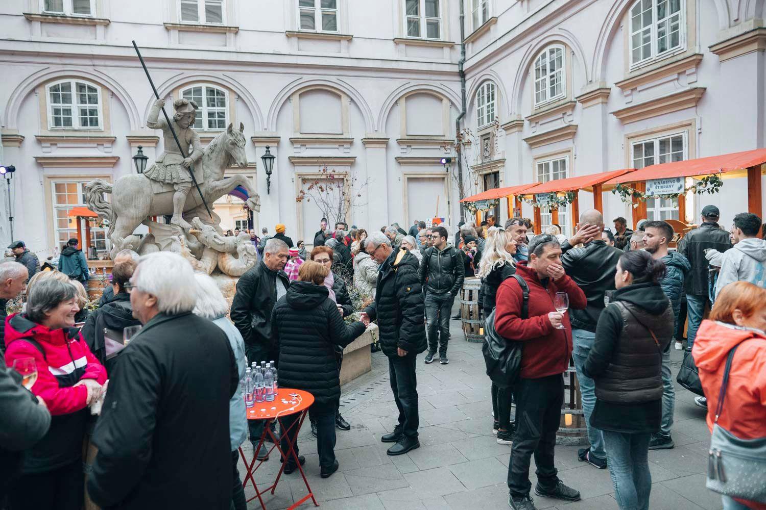 Festival mladého vína 2022 - dav na Nádvorí Primaciálneho paláca