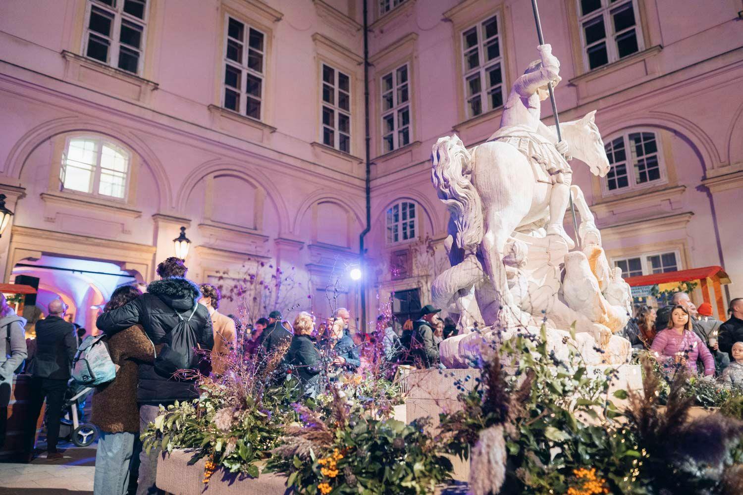 Festival mladého vína 2022 - dav na Nádvorí Primaciálneho paláca